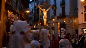 Multitudinaria procesi&oacute;n del Santo Entierro en Pamplona: miles de personas acompa&ntilde;an a los doce pasos por el Casco Antiguo