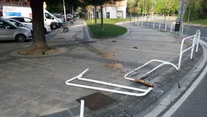 Un menor roba un coche con las llaves puestas en Pamplona, se choca con un coche estacionado y da positivo en la alcoholemia