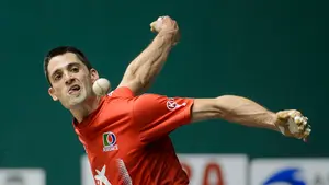 Una lesión en el pie del navarro Ladis Galarza da la victoria a la pareja formada por Víctor y Albisu