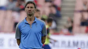 Tony Adams debuta con derrota en el banquillo del Granada, que se mantiene a tres puntos de Osasuna