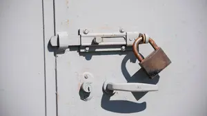 Detienen a un hombre por dejar a su hijo encerrado en una habitación de alquiler con un candado durante horas