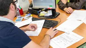 Más sueldo para los funcionarios navarros al aprobarse un incremento que llegará en agosto