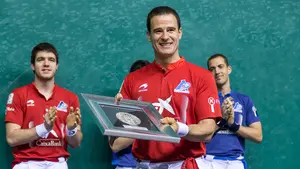 Abel Barriola recibe el aplauso y el cariño de toda la afición navarra en un frontón Labrit abarrotado