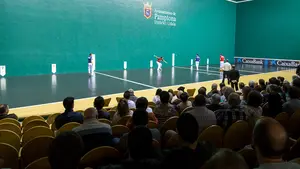 Pamplona prorroga la gestión y explotación del frontón Labrit con la Federación Navarra de Pelota