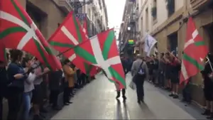 Alarde de aplausos en el recibimiento de decenas de radicales al etarra Aitor Olaizola en San Sebastián