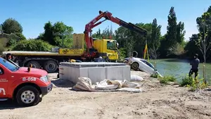 Los bomberos consiguen localizar y rescatar el Mercedes que cayó al Arga el sábado cuando su dueño salió a orinar
