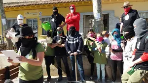 Un grupo de encapuchados "asalta" una zona ajardinada de Tudela para convertirla en un huerto ecológico