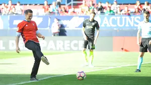 Emocionante gesto de Osasuna con Abel Barriola: el pelotari de Leiza realiza el saque de honor en un abarrotado Sadar