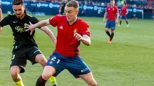 Un disputado duelo en El Sadar para escapar del infierno: así han luchado Osasuna y Sporting para seguir vivos en Primera