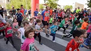 Masiva participación en la carrera popular Hiru Herri de Huarte: cientos de corredores y familias enteras se echan a la calle