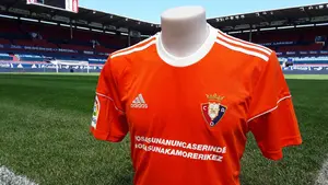 Los jugadores de Osasuna estrenarán una nueva camiseta naranja este miércoles ante el FC Barcelona