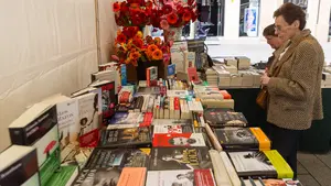 El buen tiempo, los descuentos y las flores animan la venta de libros: conoce los más buscados en Pamplona