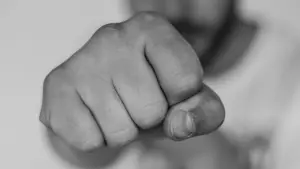 Condenado un joven de 22 años con retraso mental por golpear varias veces a su madre y a su hermana en Pamplona