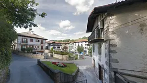 Prisión para el hombre que apaleó brutalmente con una vara a un vecino de Lesaka al que esperó bajo su porche