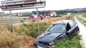 El extraño caso del coche accidentado en Valtierra: un turismo destrozado junto al regadío y sin rastro del conductor