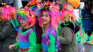 La Plaza del Castillo se llena de hadas, trolls y flores que bailan contra el bullying