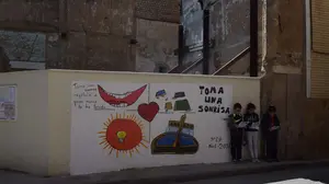 Un pueblo de fantasía: los niños de Falces decoran la localidad navarra con murales evocados por la poesía