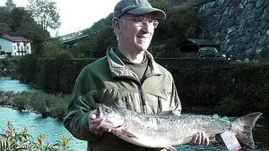 Llega el primer salmón del Bidasoa: un pescador de Lezo lo consigue pescar a los 12 minutos de iniciar la temporada