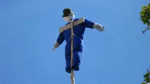 Los vecinos de Murieta cumplen la tradición ancestral colocando el "mayo" en el frontón de la localidad