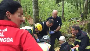 Rescate de alto riesgo en Urbasa: evacuado en helicóptero un herido grave tras ser aplastado por una rama