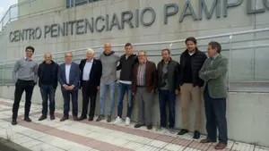 Nauzet y Oriol Riera visitan en el centro penitenciario de Pamplona, donde se ha creado una escuela de fútbol
