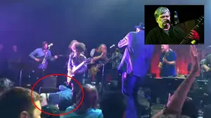 Un cantante muere sobre el escenario mientras la banda piensa que es una broma y sigue tocando