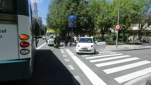 Herida una conductora tras cortar la trayectoria y chocar contra una villavesa en el mismo centro de Pamplona