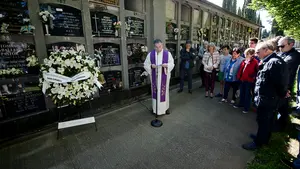 El emotivo homenaje a Tom&aacute;s Caballero en el cementerio de Pamplona 19 a&ntilde;os despu&eacute;s de su asesinato a manos de ETA
