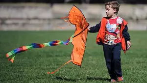 El cielo de Pamplona se llena de cometas para apoyar la lucha contra la fibrosis quística