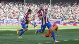 El Atlético sufre ante el Eibar con la expulsión de Godín, pero consigue los tres puntos en el Calderón