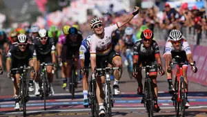 El alemán André Greipel se lleva al esprint la segunda etapa del Giro de Italia y es el nuevo líder de la prueba