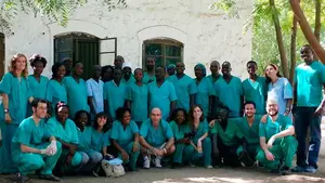 Operaciones en un tiempo récord: un cirujano navarro viaja a África para devolver la vista a 180 personas de forma desinteresada