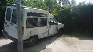 Conducción temeraria en el camino de Burlada: se da a la fuga después de estamparse contra una farola, un árbol y un seto