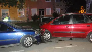 Conductor drogado al volante: un hombre pierde el control de su vehículo y choca contra cinco coches aparcados en la Chantrea