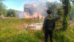 Llamas y explosiones en Alsasua: un hombre provoca varios incendios al quemar 50 palés y residuos inflamables en una finca
