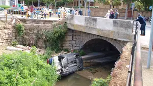 Cuesta abajo y sin frenos: un coche sin conductor atraviesa varias calles de Tudela hasta caer al río Queiles