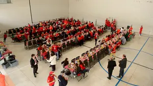 Juerga rojilla para despedirse de Primera: las peñas de Osasuna celebran el último partido en El Sadar con una gran fiesta