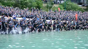 Por tierra, agua y sobre ruedas: la titánica lucha de los participantes en el Half Triatlón de Pamplona