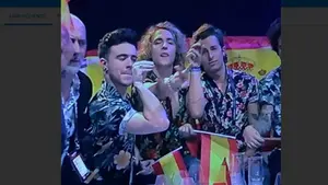 Manel se une a las bromas sobre su gallo en Twitter: "Aunque se haya colado un invitado no deseado... "