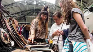 Los creadores navarros exhiben sus propuestas en la feria Ame&Art Market en la antigua estación de autobuses de Pamplona