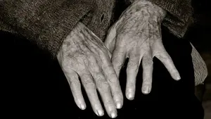 Juzgan a una anciana de 85 años por matar a su marido enfermo de cáncer a golpes con la muleta que ella usaba