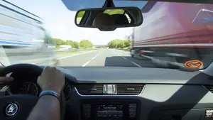 Inclinado hacia delante y con la cabeza sobre la luna delantera: así conducía un vecino de Peralta al que 'pillaron' borracho