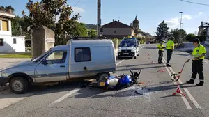 Aparatoso choque entre una moto y una furgoneta en Puente la Reina que acaba con un hombre herido