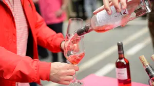 Con aroma a fresa y golosina: así es la nueva añada de vinos rosados elaborados en Navarra