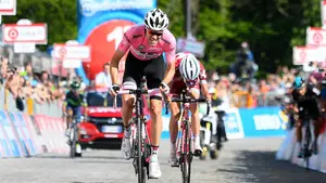 Nairo Quintana pierde catorce segundos ante el líder Dumoulin en la etapa con final en el alto de Oropa