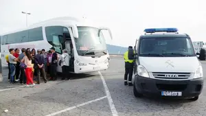 Los pasajeros de un autobús se percatan de que el conductor está raro y hacen que pare: conducía más que borracho