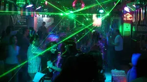 Pamplona 'estira' el reloj por Navidad: los bares, cafés y discotecas amplían sus horarios nocturnos