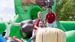 ¡Cómo se lo han pasado! Los pequeños rojillos despiden la temporada futbolera por todo lo alto con hinchables en Tajonar