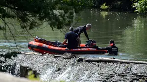 En vídeo, las imágenes del rescate del cuerpo sin vida aparecido en Pamplona junto al puente de las Oblatas
