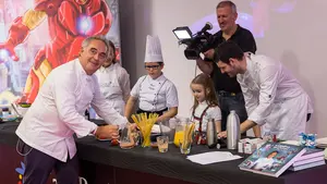 Entre fogones con un maestro: Ferran Adri&aacute; presenta en Pamplona el proyecto para ni&ntilde;os 'Te cuento en la cocina'